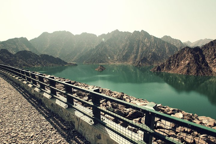 Discover the serene beauty of Hatta Lake surrounded by majestic mountains. Kayak through crystal-clear waters and enjoy a peaceful escape from the city’s fast pace. A true desert gem!